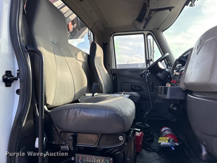 image for item EG1844 2011 International 7500 crane truck