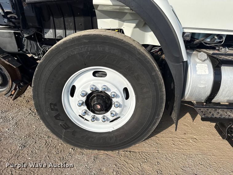 image for item EG1844 2011 International 7500 crane truck