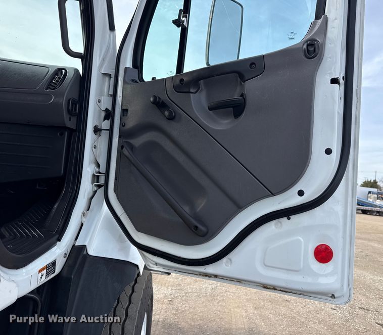 image for item EG1905 2016 Freightliner 108SD crane truck