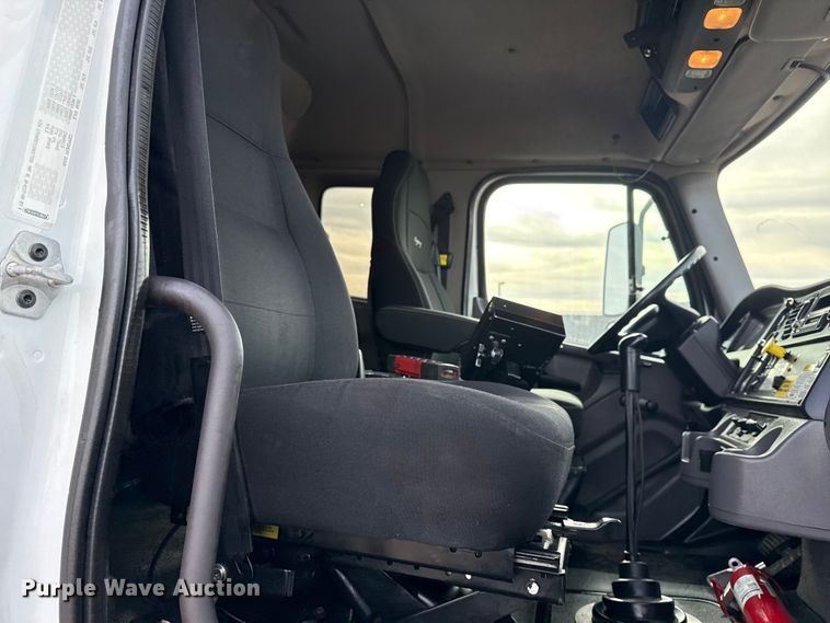 image for item EG1905 2016 Freightliner 108SD crane truck