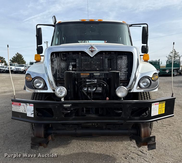 image for item EG1906 2010 International 7500 crane truck