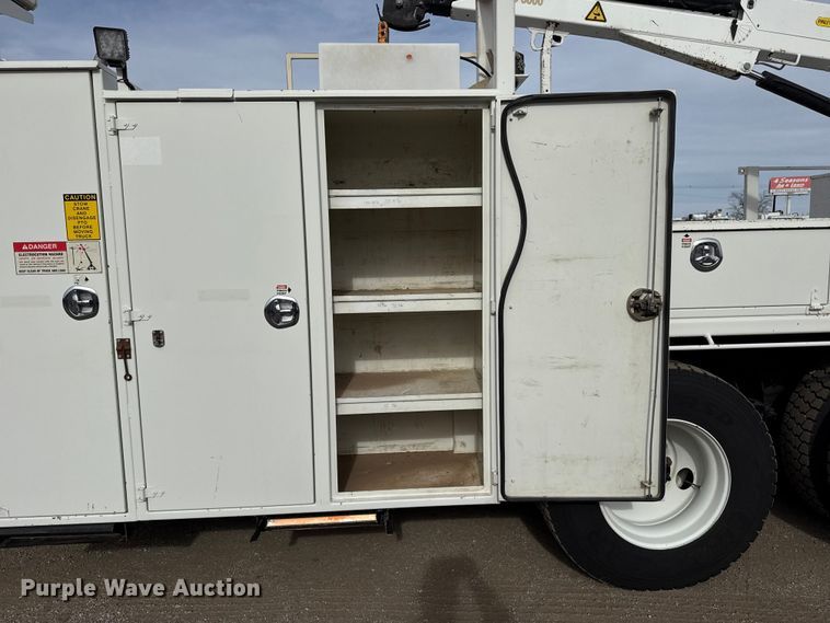 image for item EG1906 2010 International 7500 crane truck