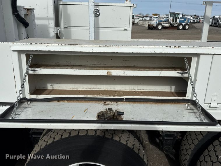 image for item EG1906 2010 International 7500 crane truck