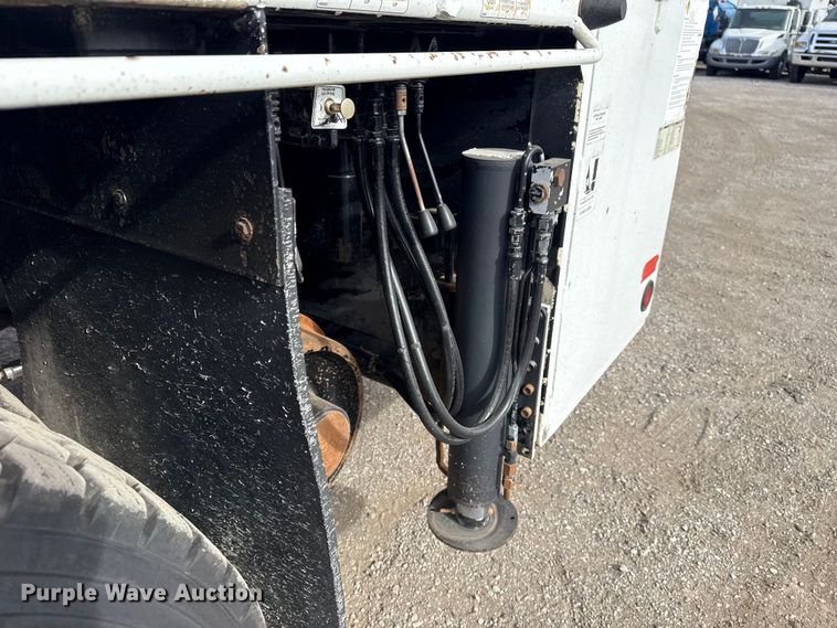 image for item EG1906 2010 International 7500 crane truck