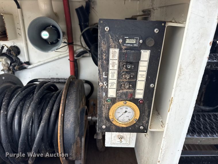 image for item EG1906 2010 International 7500 crane truck