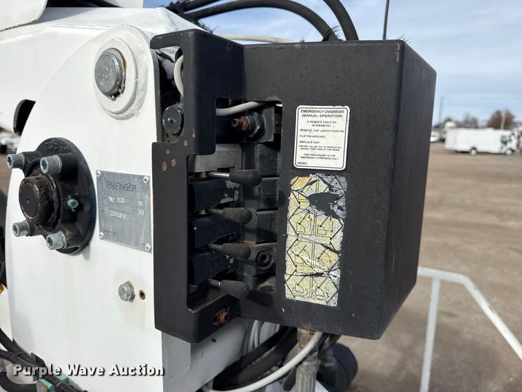 image for item EG1906 2010 International 7500 crane truck