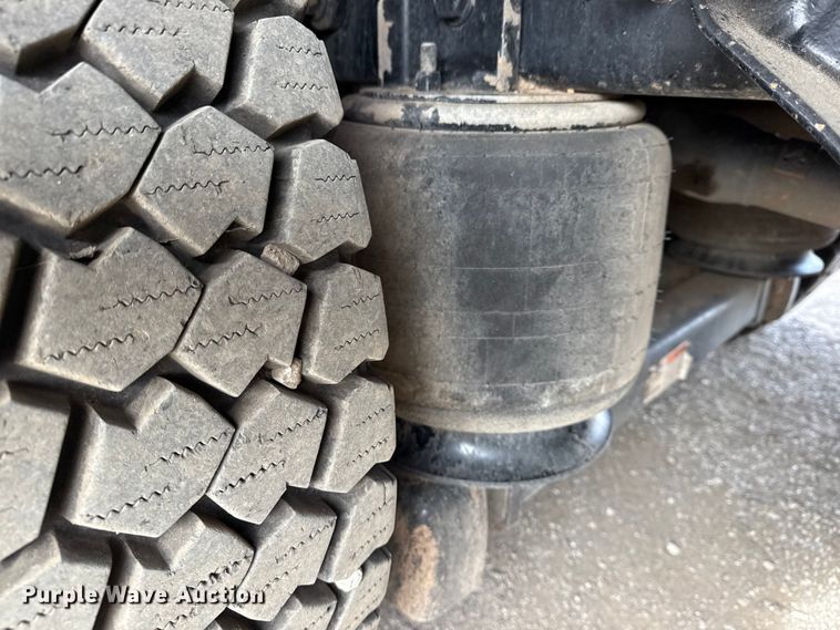 image for item EG1906 2010 International 7500 crane truck