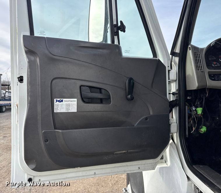 image for item EG1906 2010 International 7500 crane truck