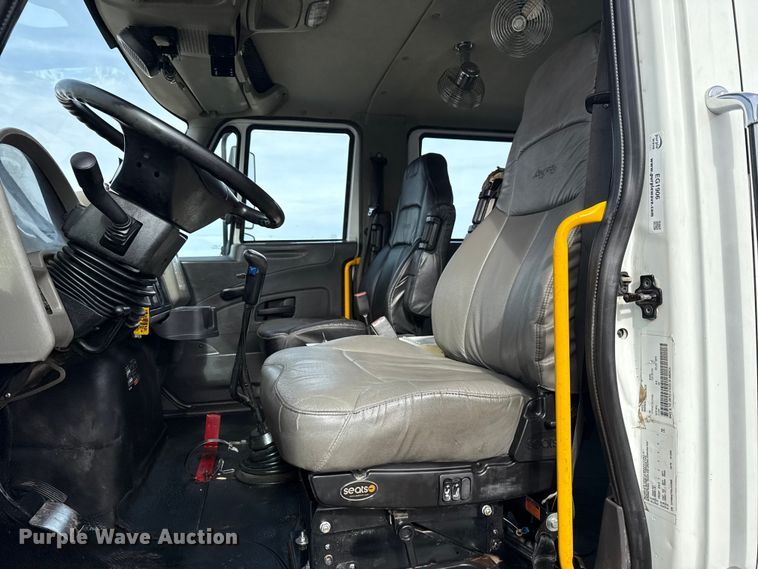 image for item EG1906 2010 International 7500 crane truck