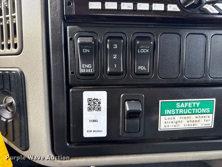 image for item EG1906 2010 International 7500 crane truck