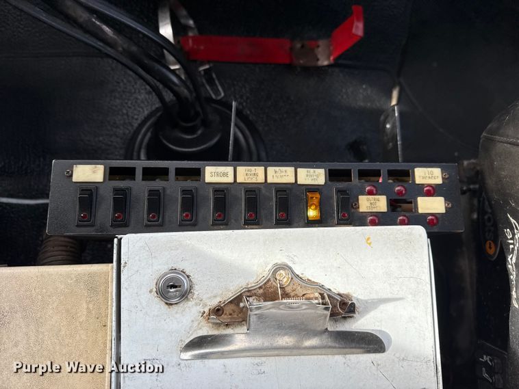 image for item EG1906 2010 International 7500 crane truck