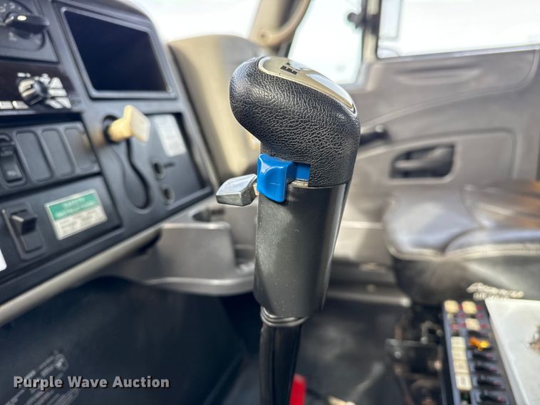 image for item EG1906 2010 International 7500 crane truck