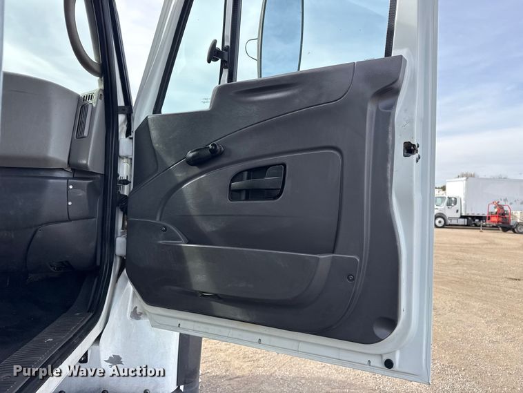 image for item EG1906 2010 International 7500 crane truck