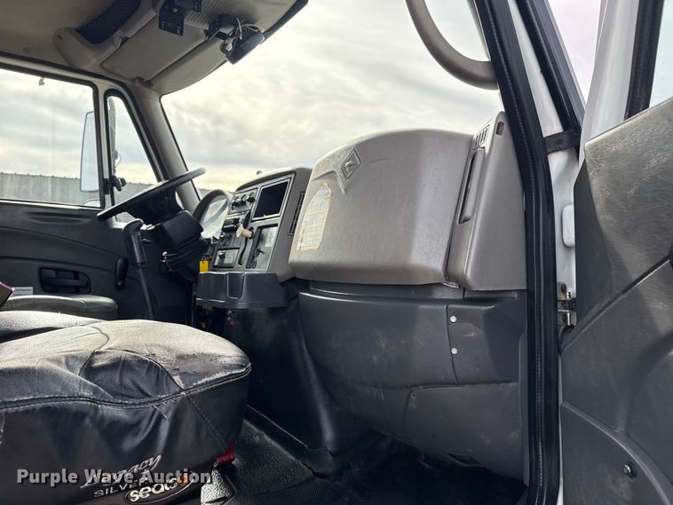 image for item EG1906 2010 International 7500 crane truck