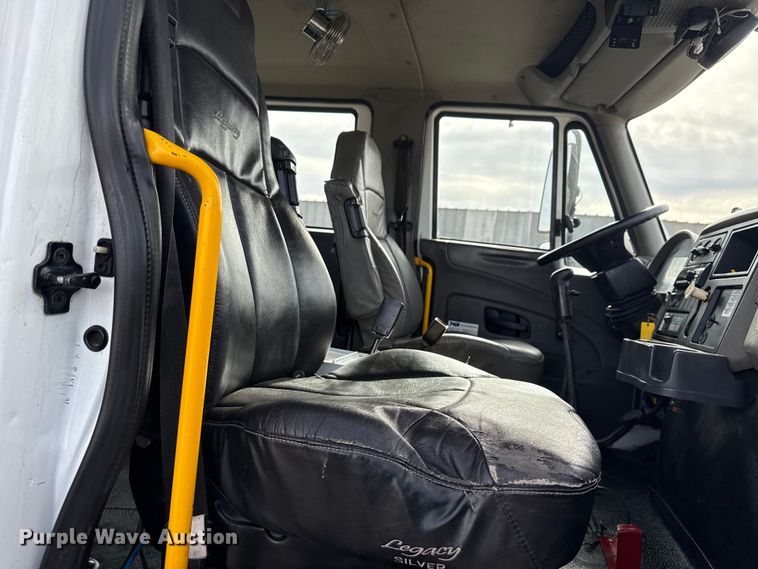 image for item EG1906 2010 International 7500 crane truck