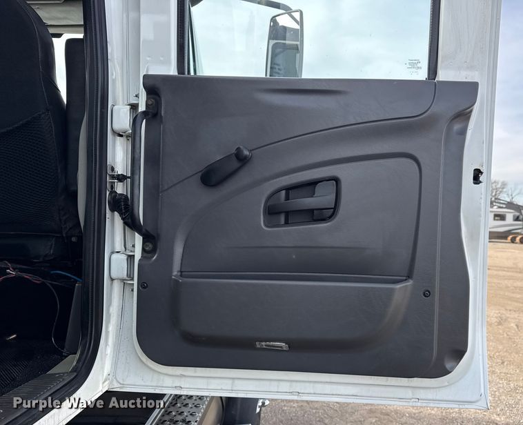 image for item EG1906 2010 International 7500 crane truck