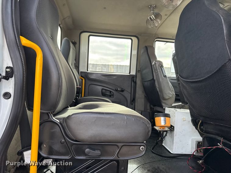 image for item EG1906 2010 International 7500 crane truck