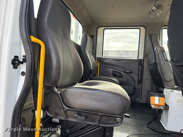 image for item EG1906 2010 International 7500 crane truck