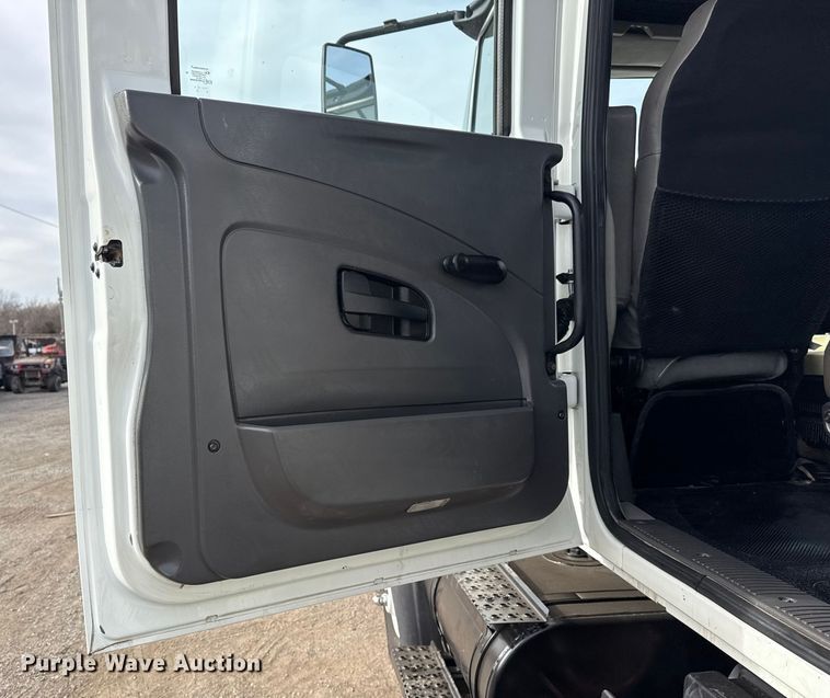 image for item EG1906 2010 International 7500 crane truck