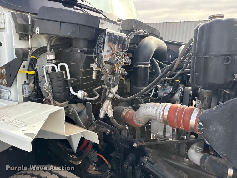 image for item EG1906 2010 International 7500 crane truck