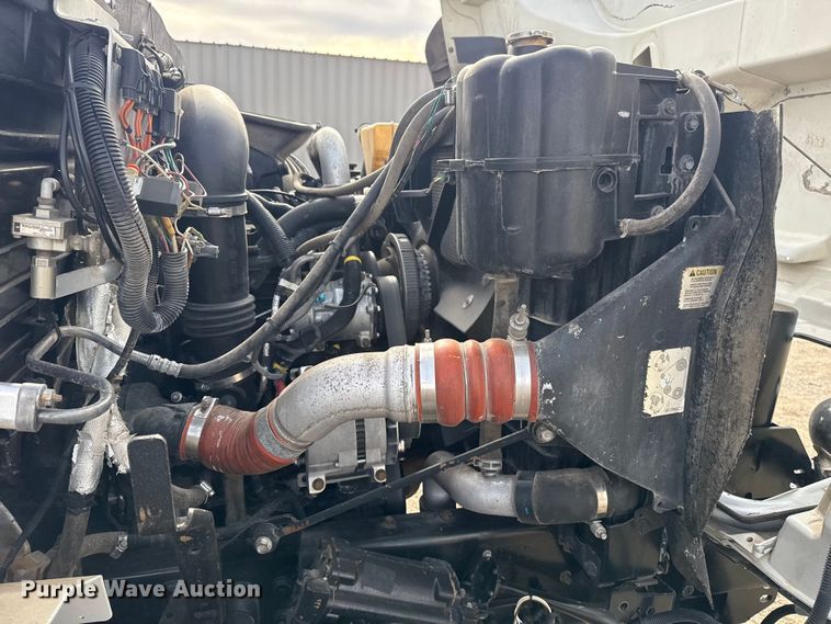 image for item EG1906 2010 International 7500 crane truck