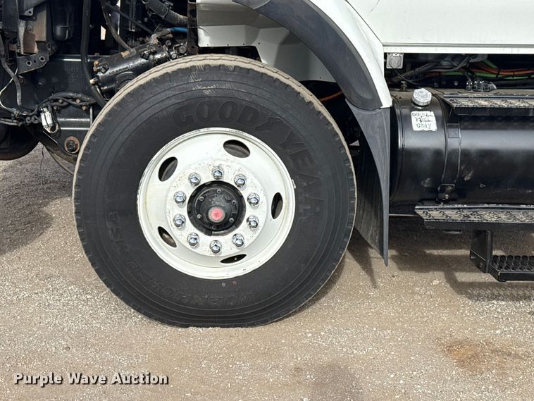 image for item EG1906 2010 International 7500 crane truck