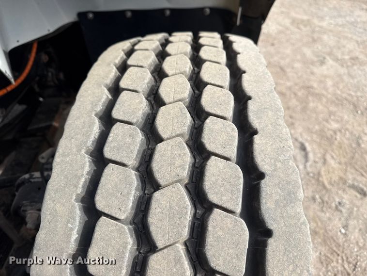 image for item EG1906 2010 International 7500 crane truck