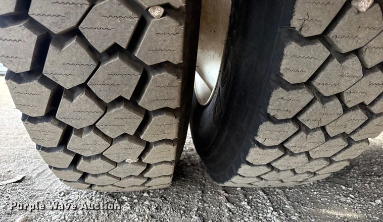 image for item EG1906 2010 International 7500 crane truck