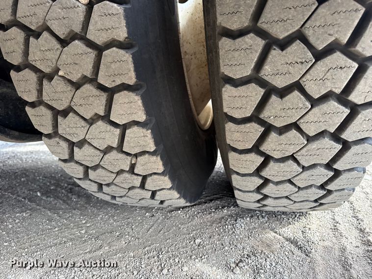 image for item EG1906 2010 International 7500 crane truck