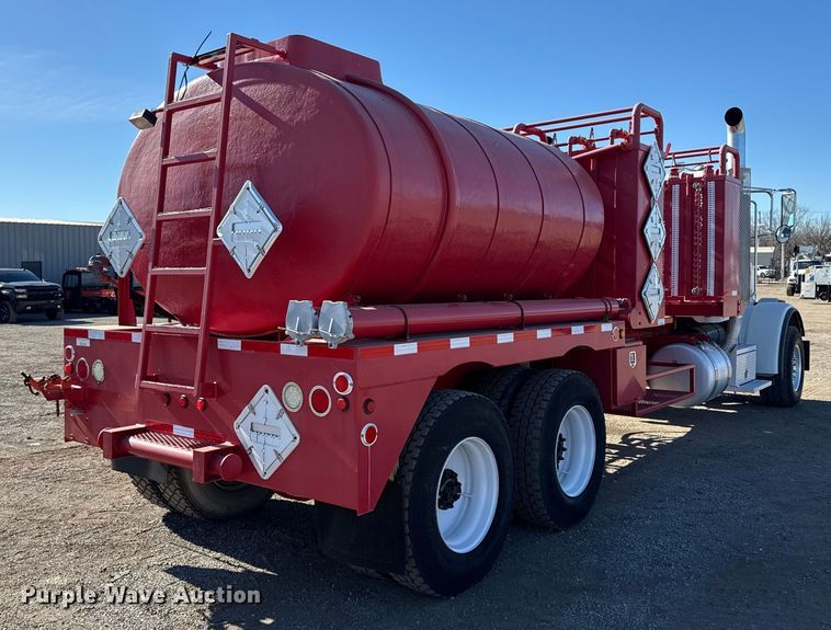 image for item EG1930 2009 Peterbilt 365 tank truck