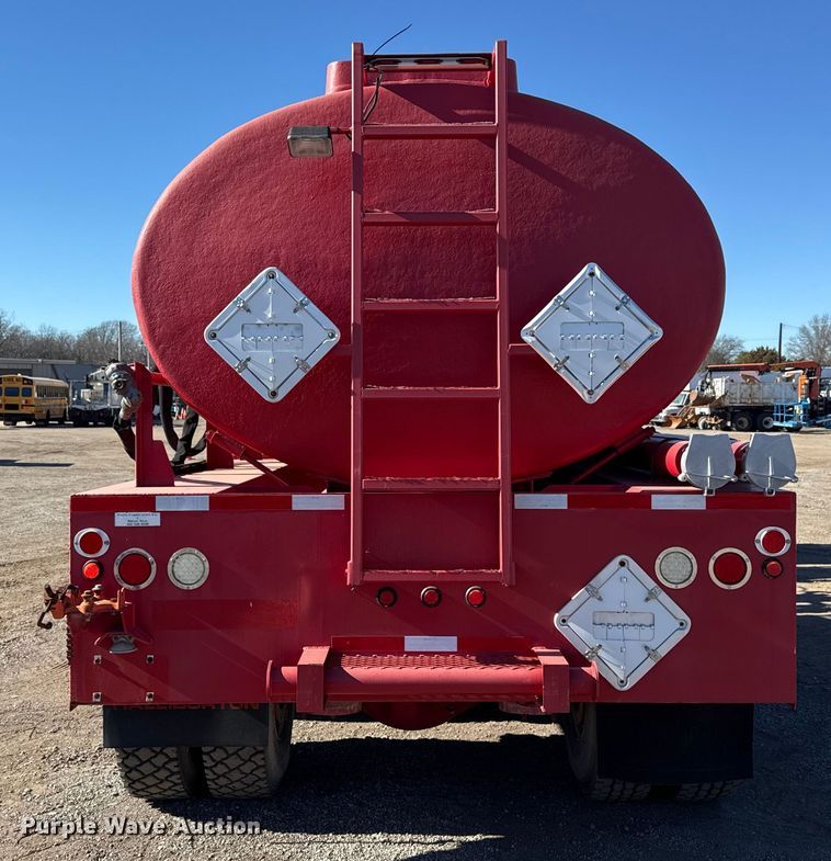 image for item EG1930 2009 Peterbilt 365 tank truck