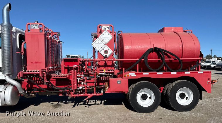 image for item EG1930 2009 Peterbilt 365 tank truck