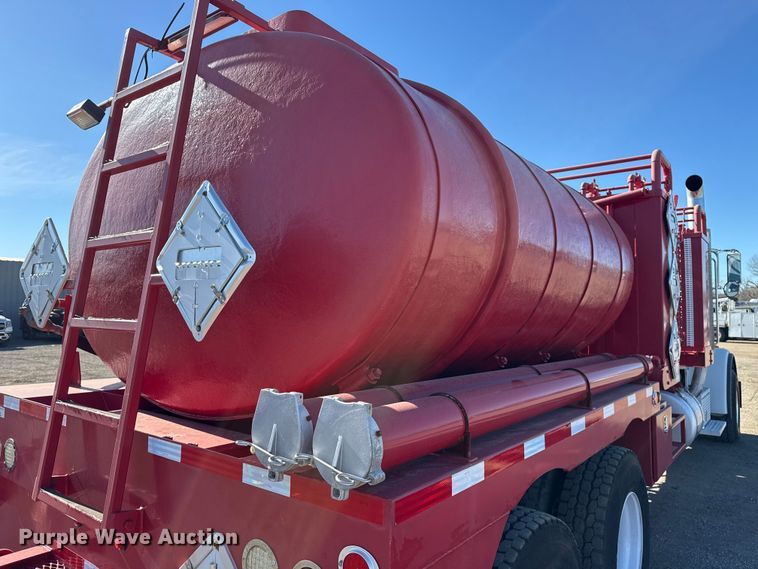 image for item EG1930 2009 Peterbilt 365 tank truck