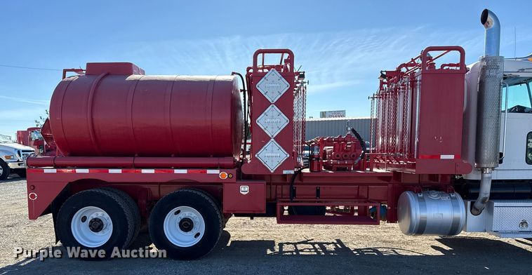 image for item EG1930 2009 Peterbilt 365 tank truck