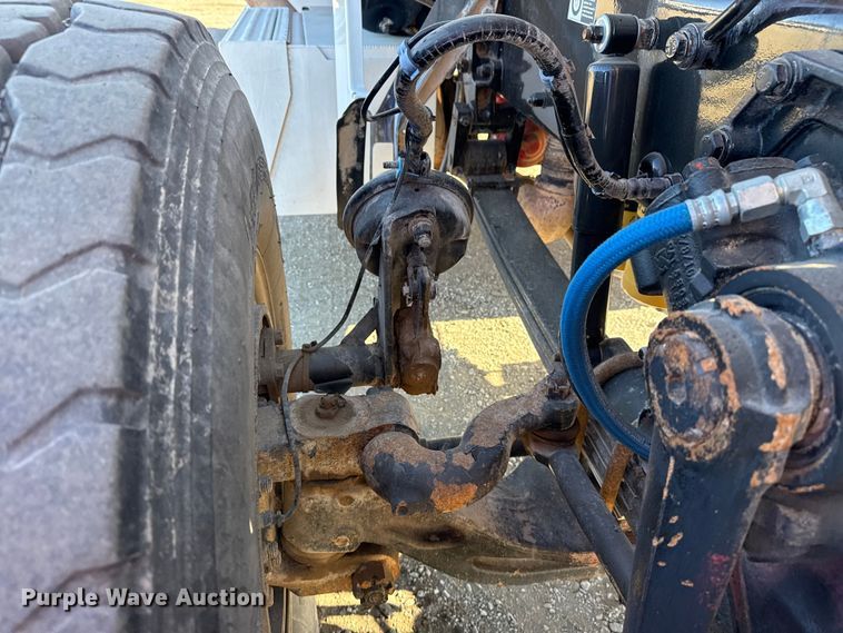 image for item EG1930 2009 Peterbilt 365 tank truck