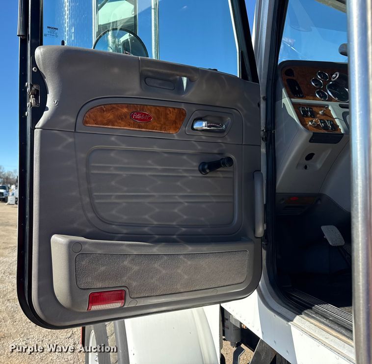 image for item EG1930 2009 Peterbilt 365 tank truck