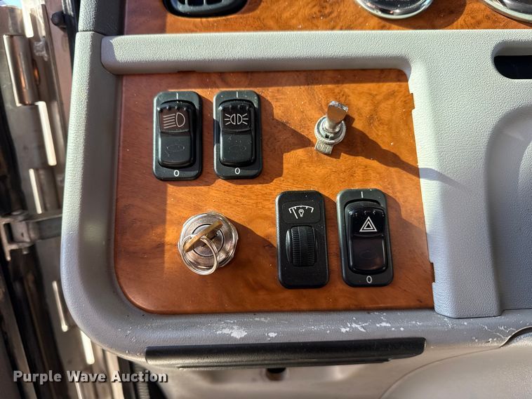 image for item EG1930 2009 Peterbilt 365 tank truck