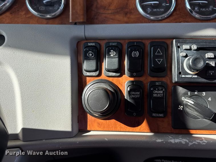 image for item EG1930 2009 Peterbilt 365 tank truck