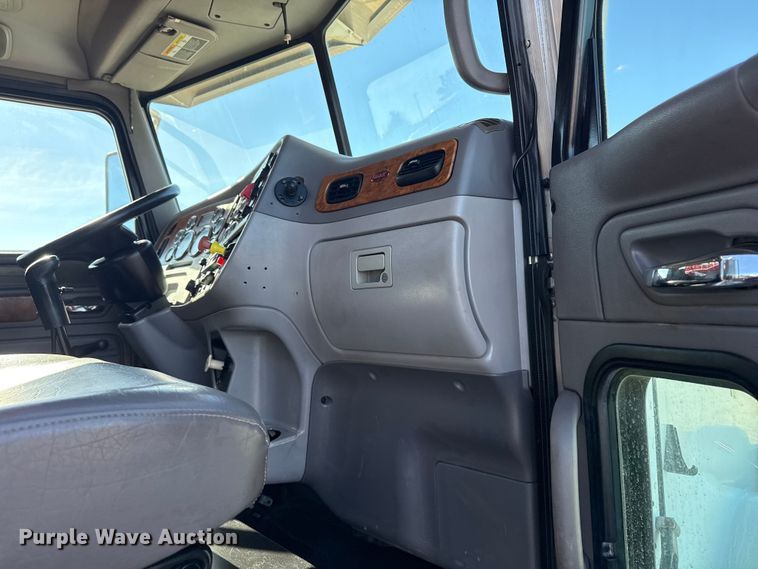 image for item EG1930 2009 Peterbilt 365 tank truck