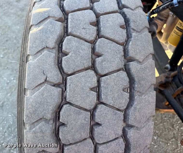 image for item EG1930 2009 Peterbilt 365 tank truck