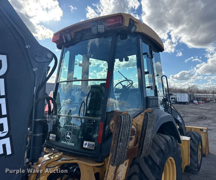 image for item EG1952 John Deere 310J backhoe