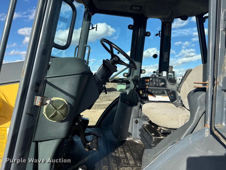 image for item EG1952 John Deere 310J backhoe