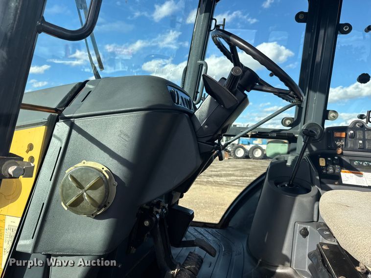 image for item EG1952 John Deere 310J backhoe