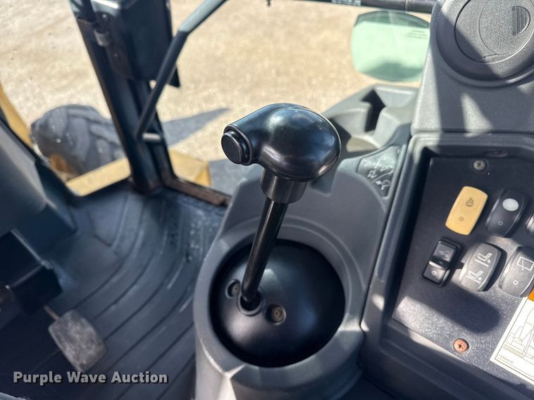 image for item EG1952 John Deere 310J backhoe