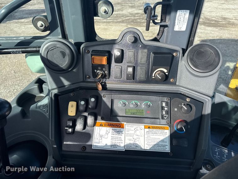 image for item EG1952 John Deere 310J backhoe