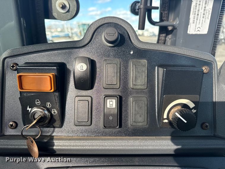 image for item EG1952 John Deere 310J backhoe