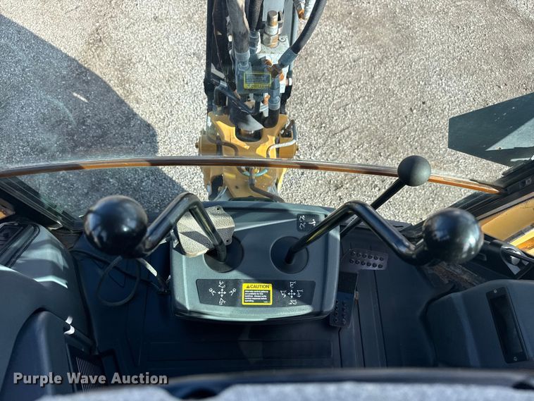 image for item EG1952 John Deere 310J backhoe