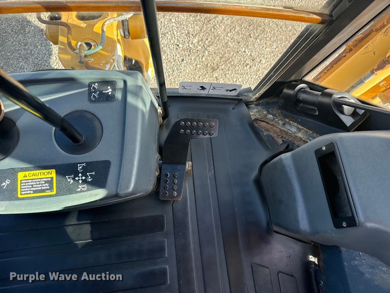 image for item EG1952 John Deere 310J backhoe