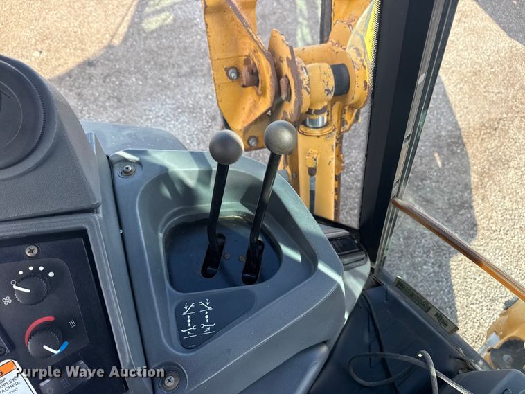 image for item EG1952 John Deere 310J backhoe