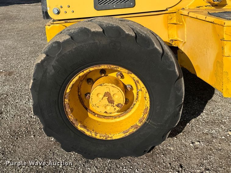 image for item EG1952 John Deere 310J backhoe